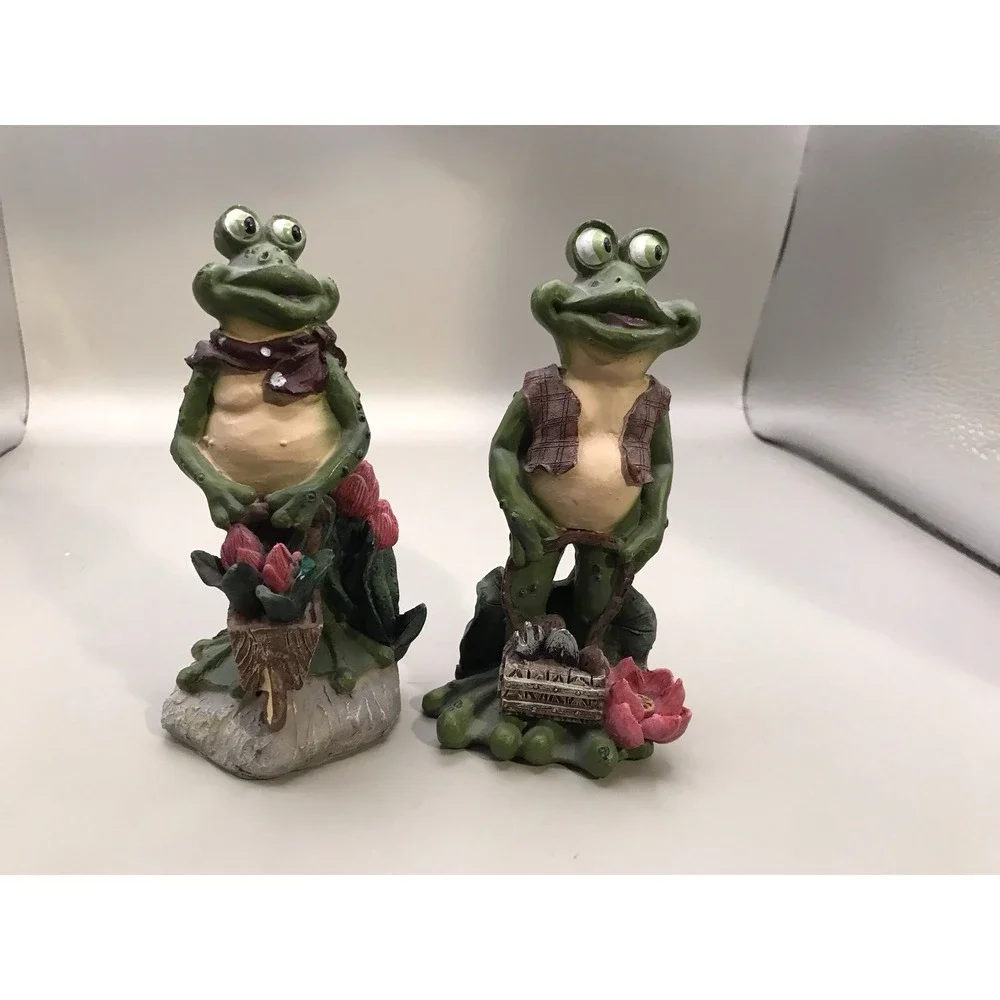Pair Of Resin Gardening Frogs 2
